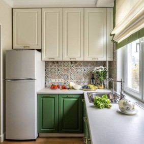 Двухкамерный холодильник на кухне в брежневке