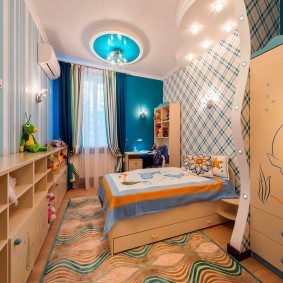 Яркий интерьер комнаты для ребенка школьного возраста