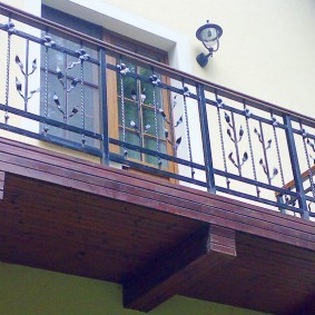 Стальные перила на деревянном балконе