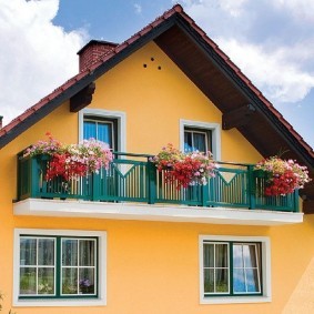 Контейнеры с цветами на перилах балкона