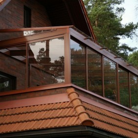 Остекленный балкон в доме с мансардой