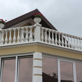 Бетонное ограждение на балконе в классическом стиле