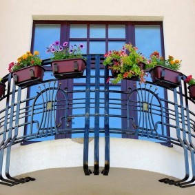 Красивый балкон с кованным ограждением