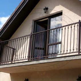 Простой балкон на раме из металлических швеллеров