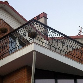 Пристроенный балкон с металлическими перилами