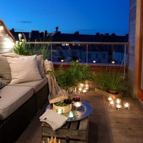 Романтическая атмосфера на балконе с диванчиком