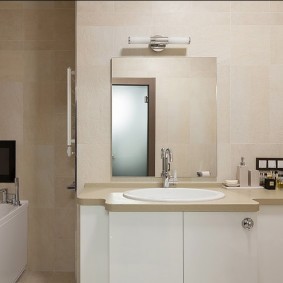 Квадратное зеркало над умывальником в ванной