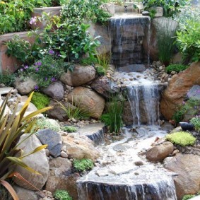 Искусственный водопад на садовом участке