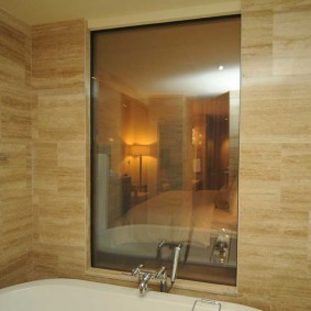 Прямоугольное окно в перегородке между ванной и коридором