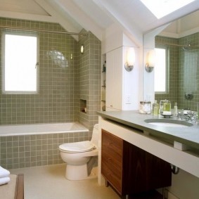 Оформление ванной комнаты в мансарде частного дома