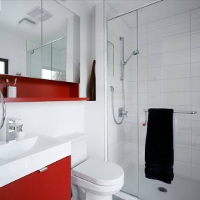 Красные акценты в белом интерьере ванной
