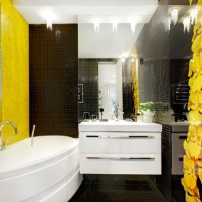 Желто-коричневый интерьер просторной ванной