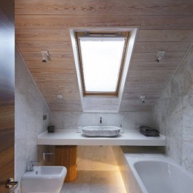 Оформление ванной комнаты в мансарде частного дома