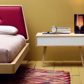 Столик в стиле ретро в интерьере спальни
