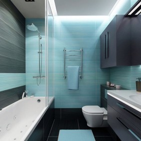 Бирюзовая плитка в интерьере современной ванной комнаты