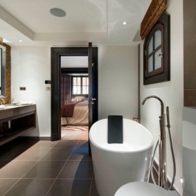 Дизайн ванной комнаты с фальш-окном на стене