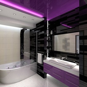 Интерьер ванной комнаты с фиолетовым потолком