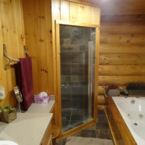 Встроенный душ с дощатыми стенками