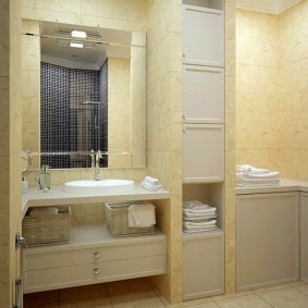 Отделка ванной комнаты светлой керамической плиткой