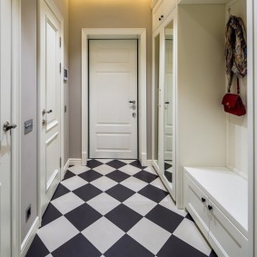 Черно-белая плитка на полу в коридоре