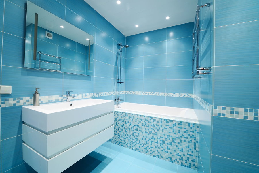 Отделка голубой плиткой стен в ванной комнате