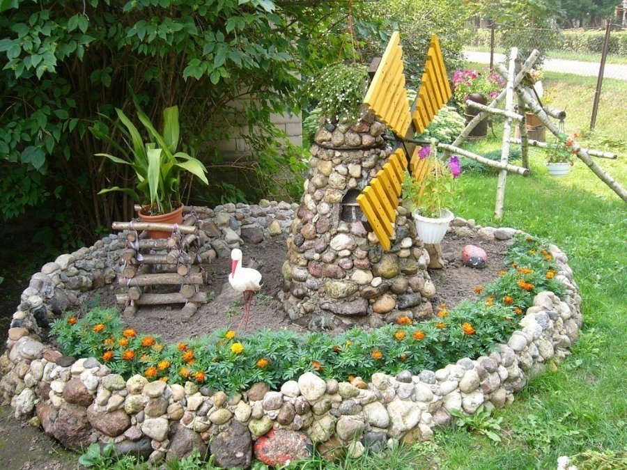 Украшение для сада: декор приусадебного участка и огорода цветами, фото