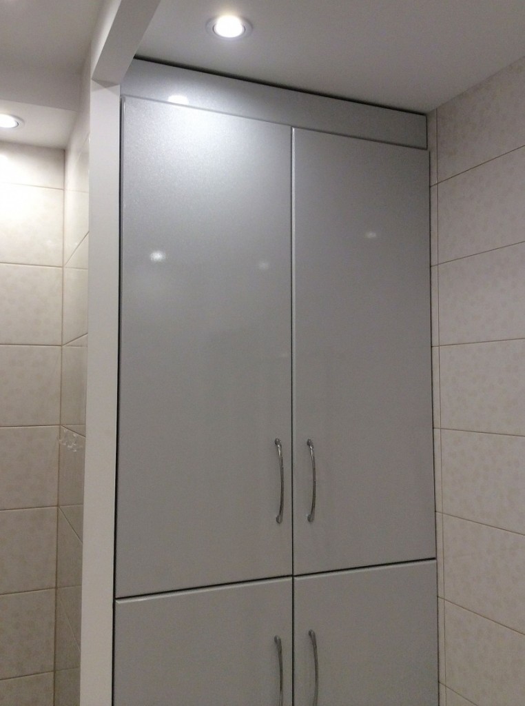 Серый встроенный шкаф в маленькой ванной