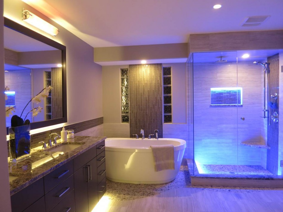Зонированное освещение в ванной современного стиля