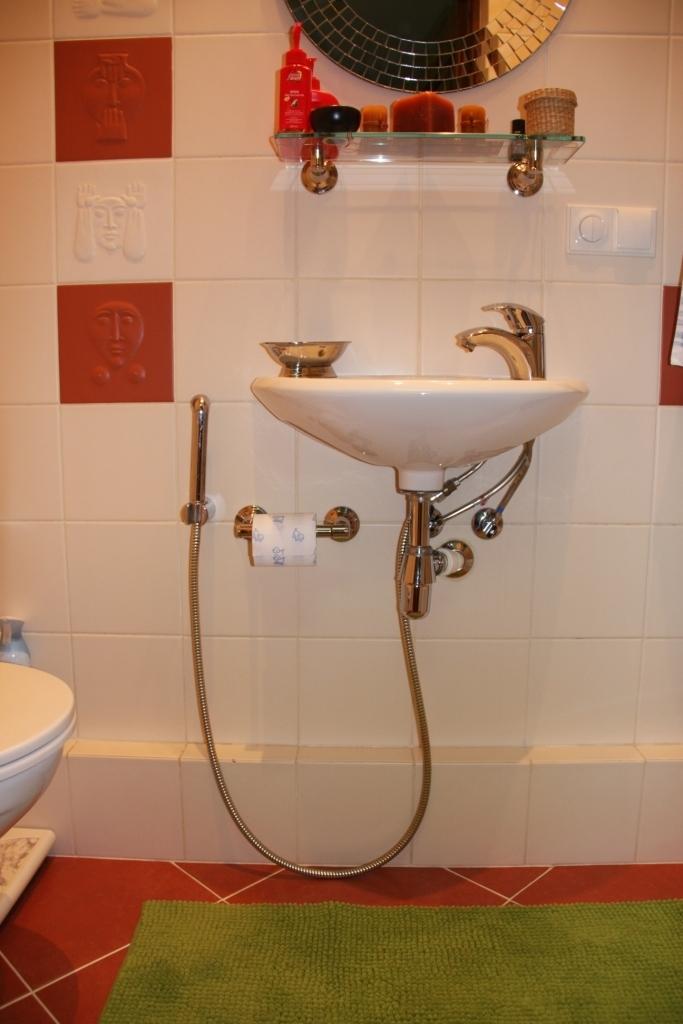 Гигиенический душ с подключением к раковине в туалете