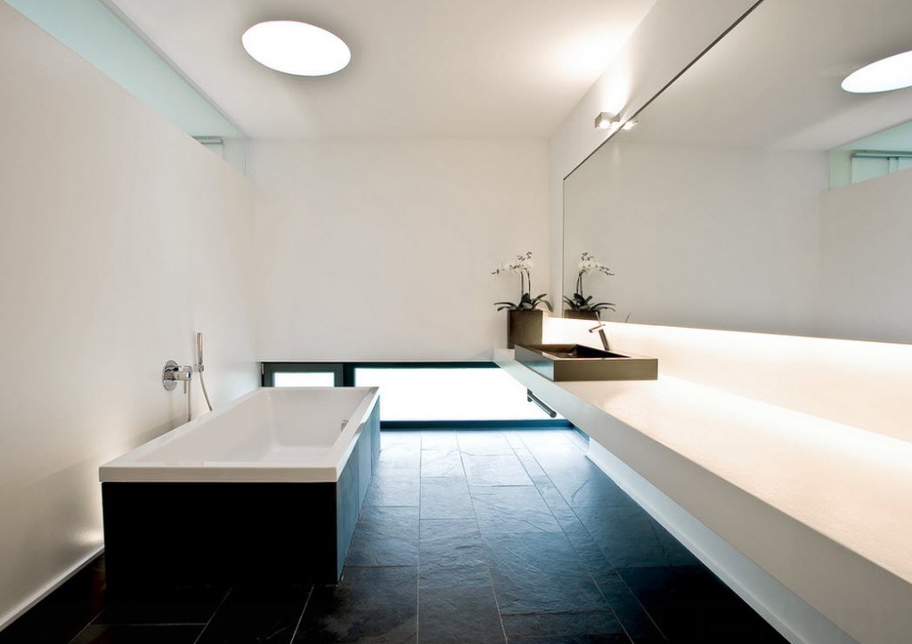 Темная напольная плитка в ванной с белыми стенами