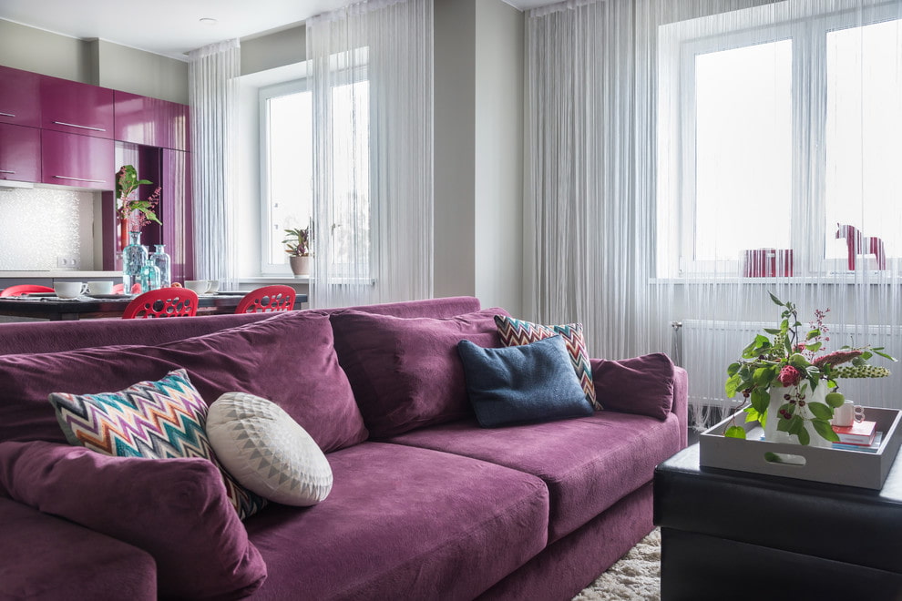Раскладной диван с тканевой обивкой фиолетового тона