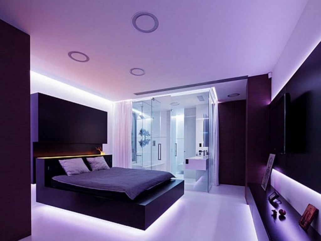 Освещение спальной комнаты с фиолетовой мебелью