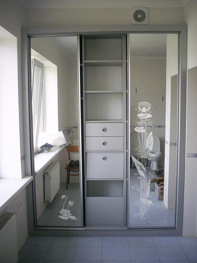 Купейный шкаф встроенного типа в интерьере ванной