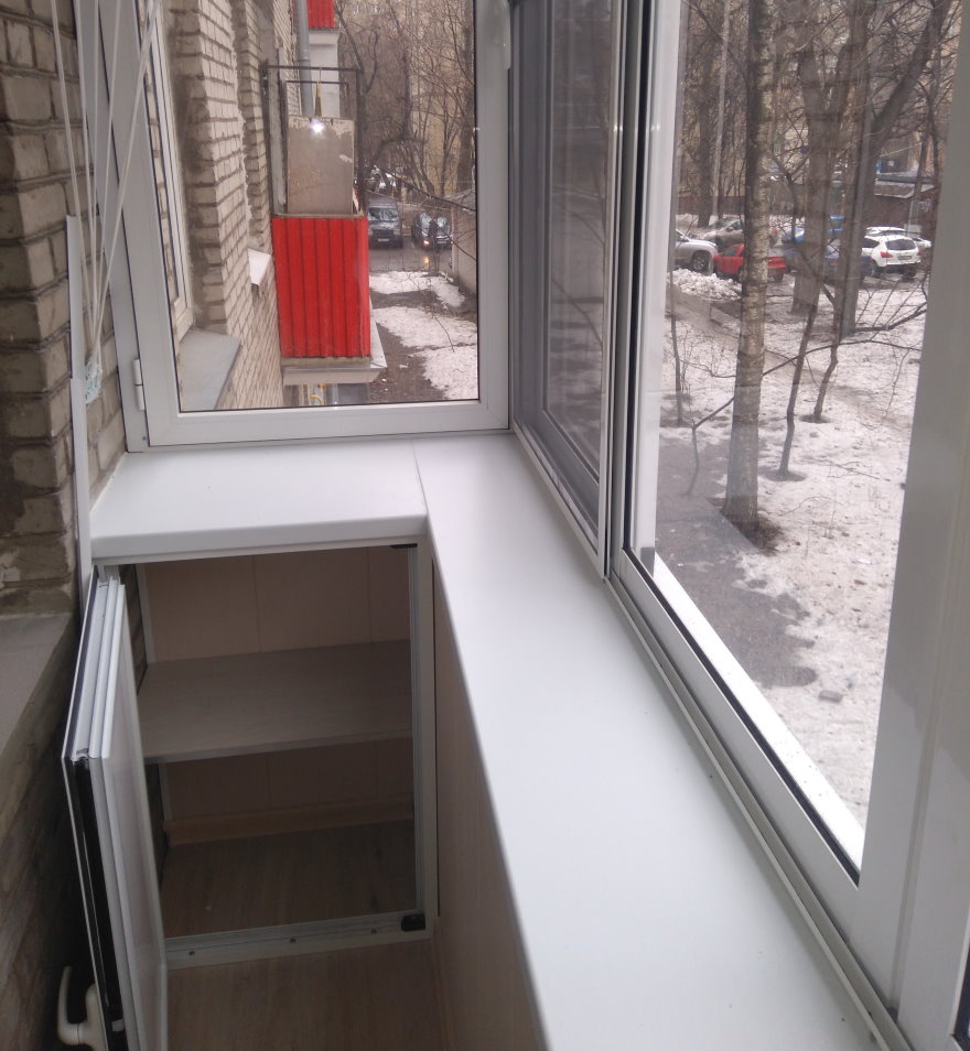 Встроенный шкафчик на балконе с выносом