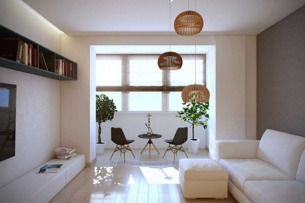 Белая мебель в гостиной с присоединенным балконом