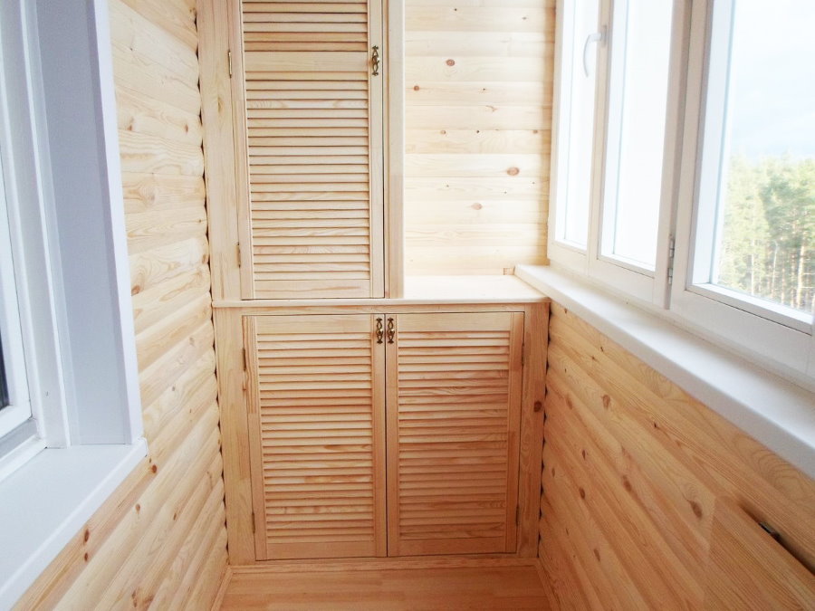 Шкаф из сосны на балконе с деревянной отделкой