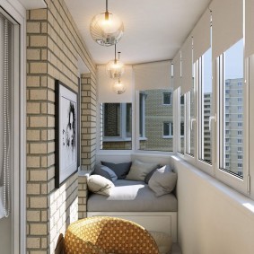 Кирпичная стена на балконе с теплыми окнами