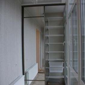 Зеркальный шкаф в гардеробной на балконе