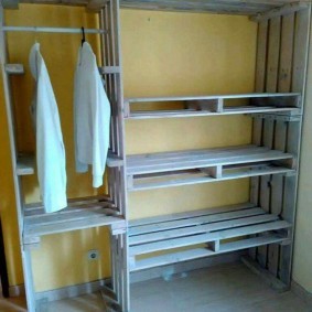Мебель для гардеробной из деревянных поддонов