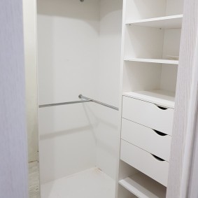 Белая мебель из ДСП в гардеробной комнате