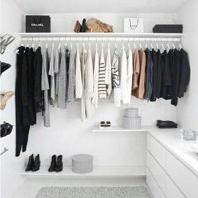 Открытый гардероб с вешалкой для одежды