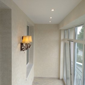 Встроенные светильники на белом потолке балкона