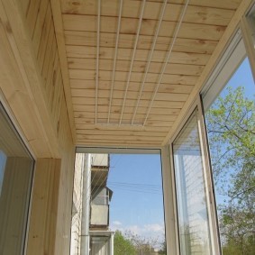 Деревянная отделка потолка небольшого балкона
