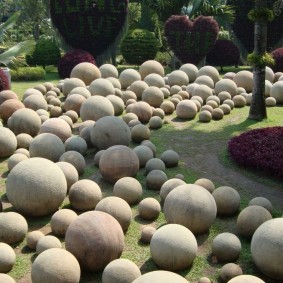 Круглые камни в ландшафте загородного участка