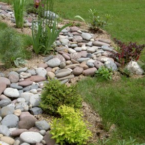 Огалтованные камни на садовом участке