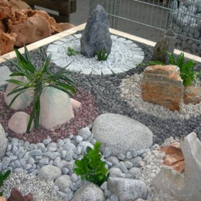 Садовая композиция из камней разных пород