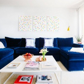 Синий диван с текстильной обивкой