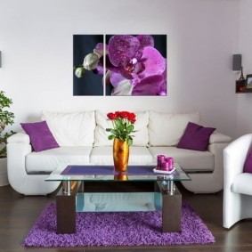Фиолетовые подушки в интерьере гостиной