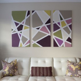 Геометрический рисунок на картинах в гостиной