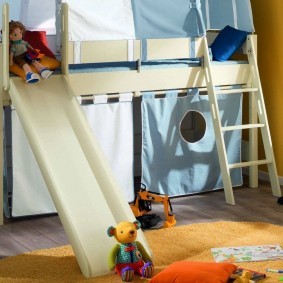 Высокая кровать с горкой для маленького ребенка